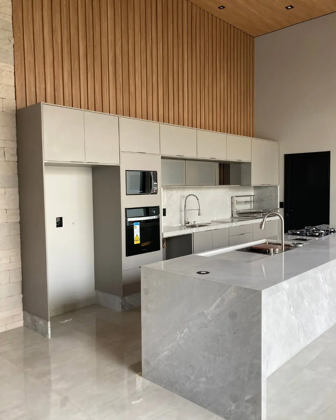 Cozinha planejada em MDF com ilha e torre de eletrodomésticos