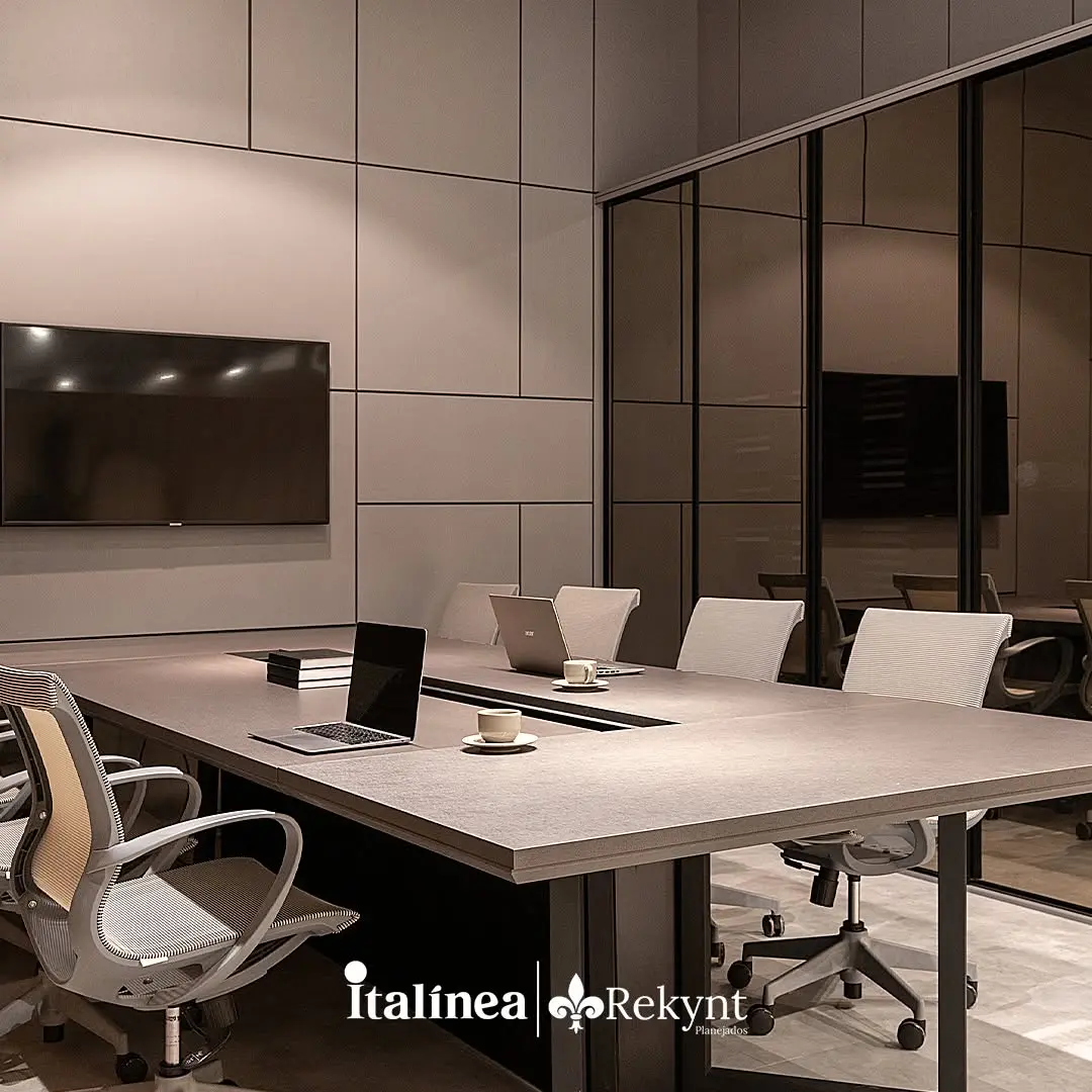 Sala de reunião corporativa com móveis planejados